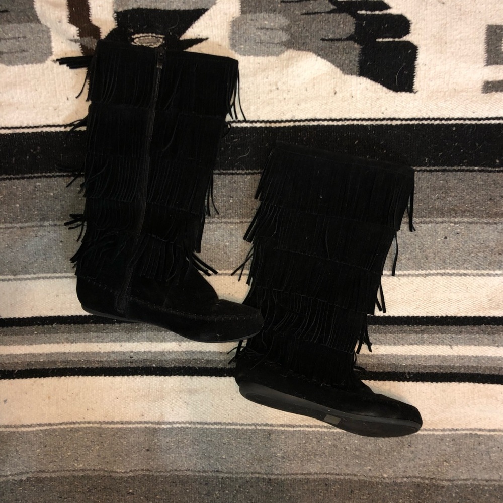 Fringe moccasin boots